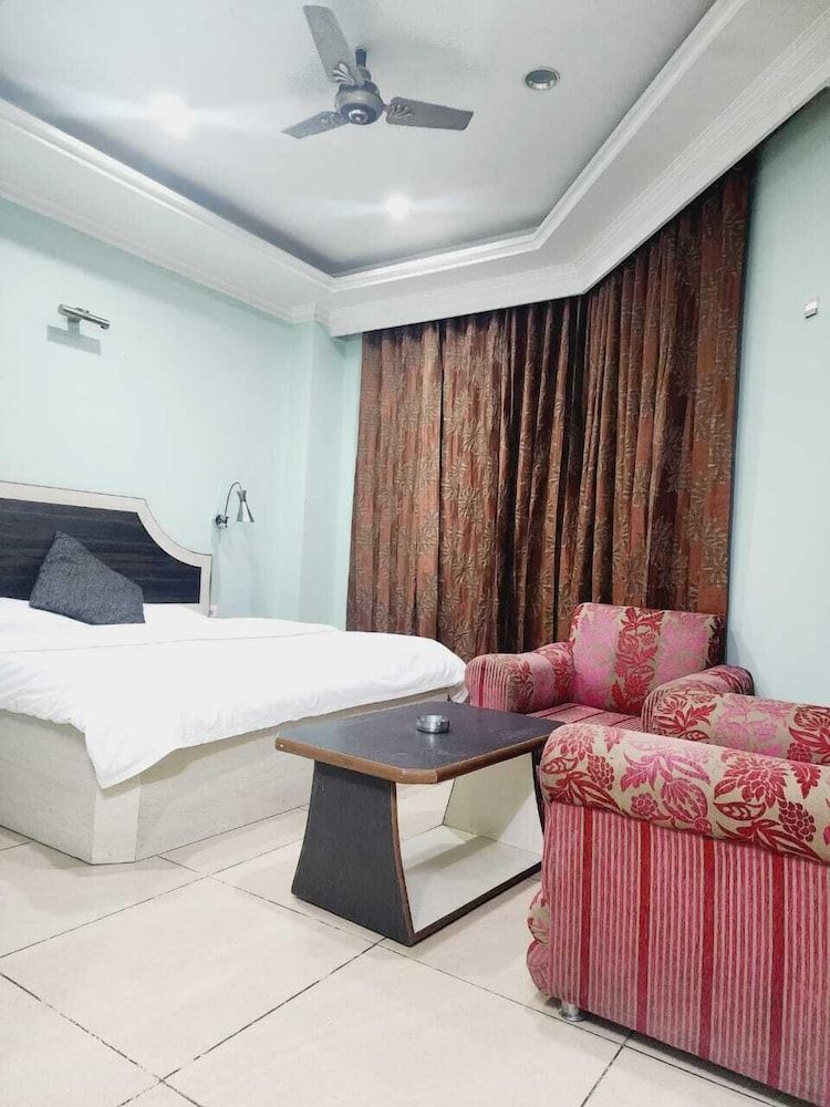 Hotel Meridian Palace Deluxe Room 2