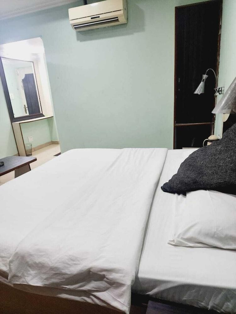 Hotel Meridian Palace Deluxe Room 13