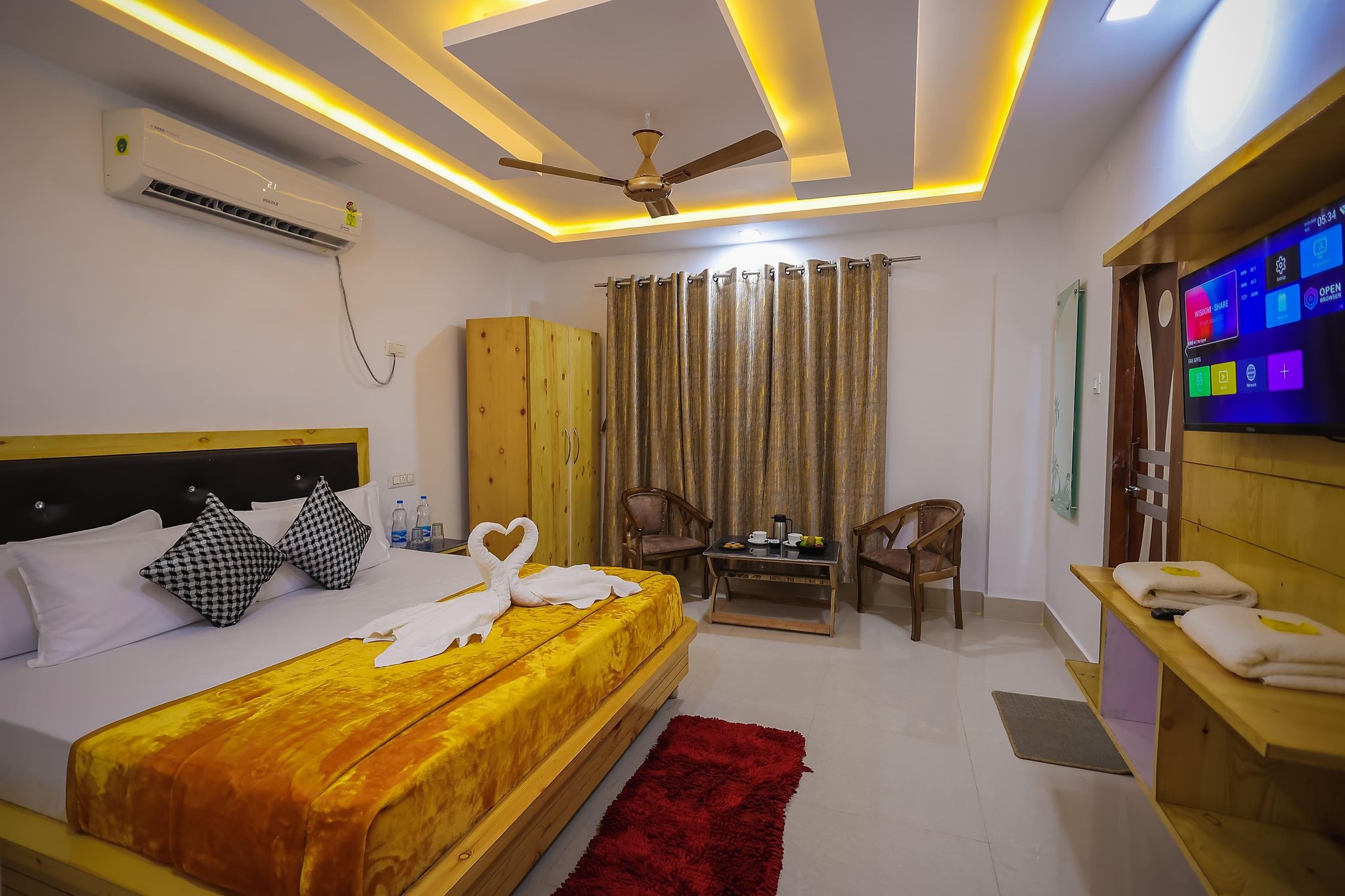 Hotel The Queen by Jal's Deluxe AC Room 9