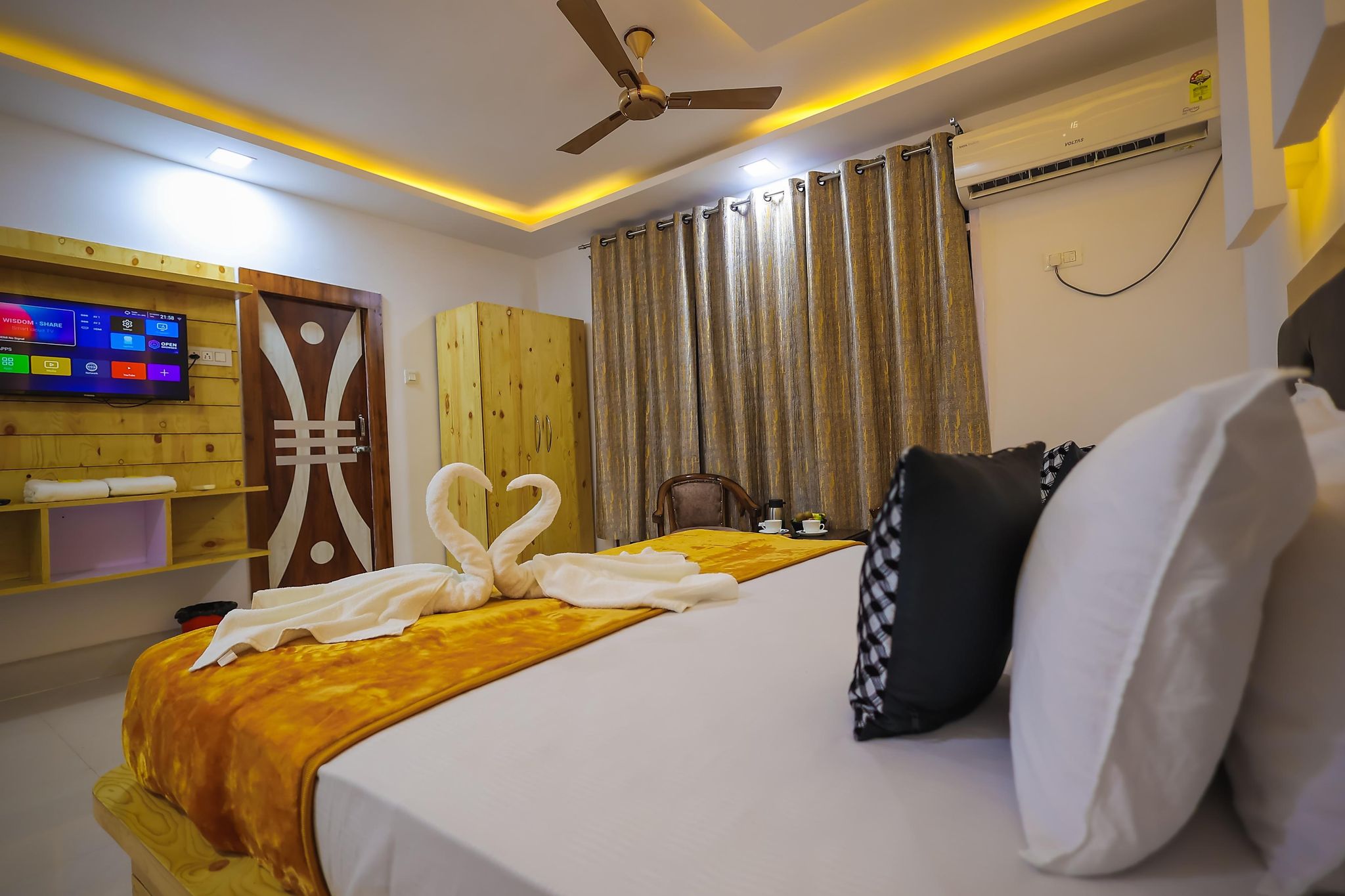 Hotel The Queen by Jal's Deluxe AC Room 4