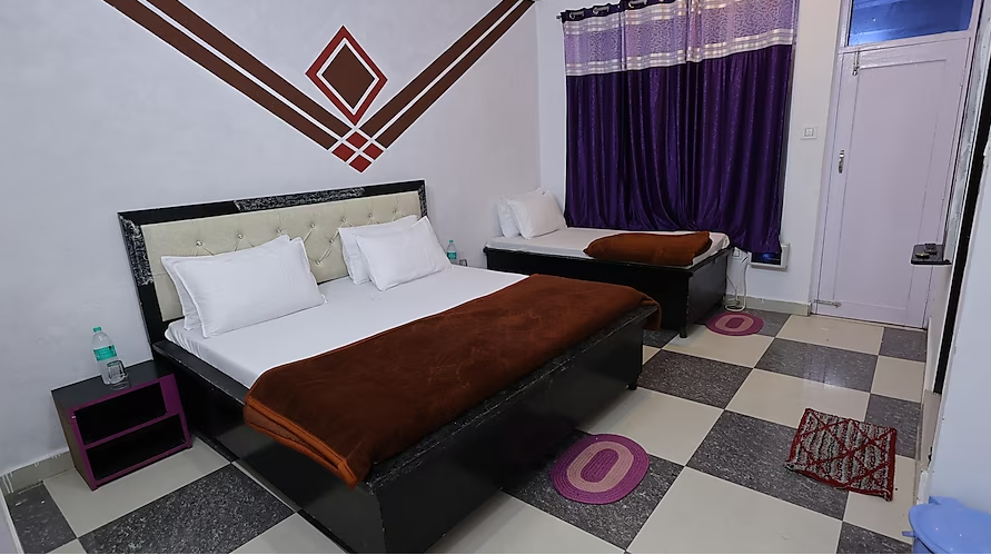 Hotel The Queen by Jal's Deluxe AC Room 3