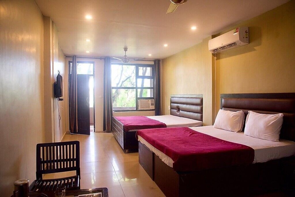 undefined Hotel Oasis 4