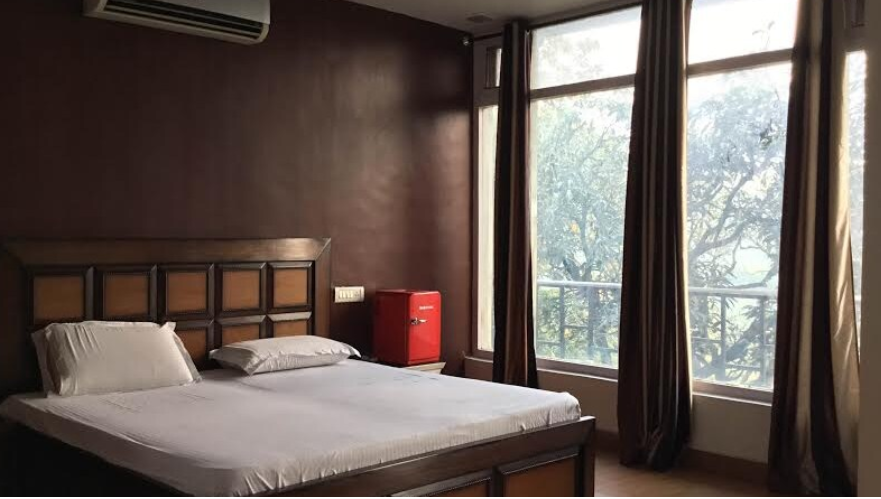 Hotel Oasis Deluxe ( AC NON ROOM )- Small Room 4