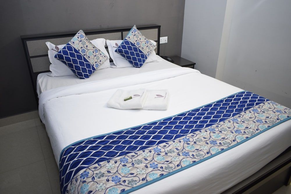Viswa Residency by Azalea Deluxe Double Room 8