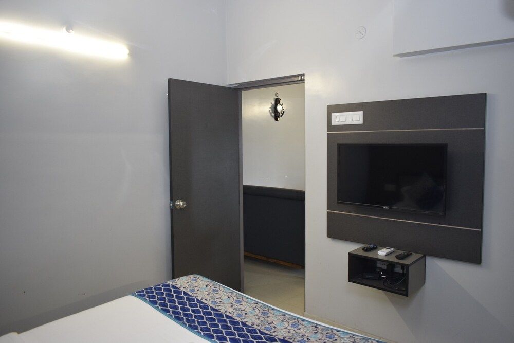 Viswa Residency by Azalea Deluxe Double Room 18