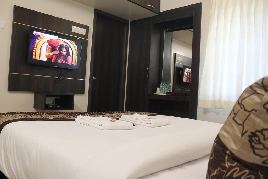 Viswa Residency by Azalea Deluxe Double Room 4