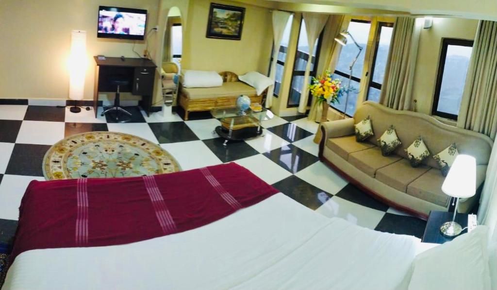 DELUXE TOP FLOOR WITH BALCONY