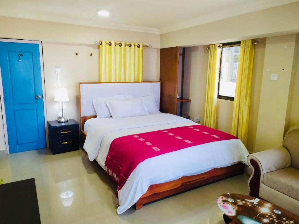 DELUXE TOP FLOOR WITH BALCONY