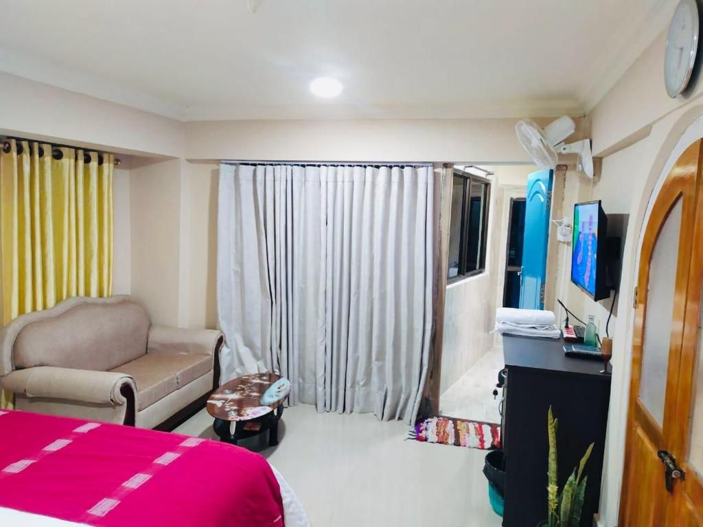 DELUXE TOP FLOOR WITH BALCONY