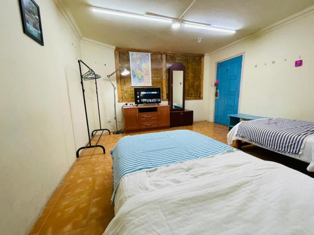 Aizawl Guest House NO VIEW - BUDGET ROOM AC- NOT FOR COMPANY GUESTS 4