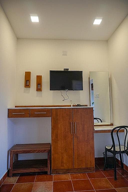 Willow Heights Deluxe Room 8