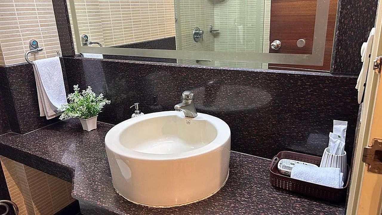 Enkay Suites - DLF CyberCity Studio Room 3