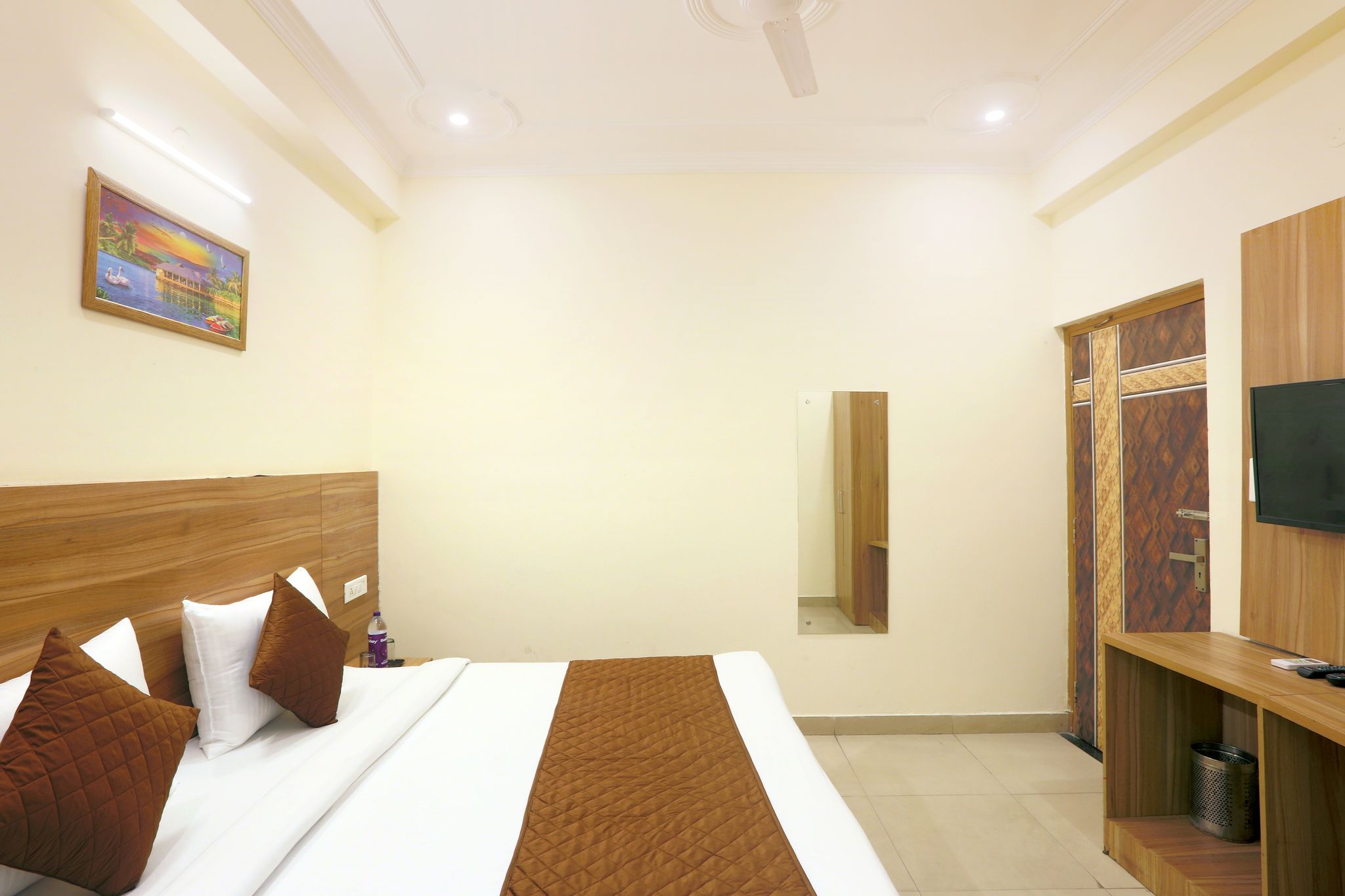 Hotel Lemon Suites & Banquet - Noida Sector 62 Deluxe Room 4