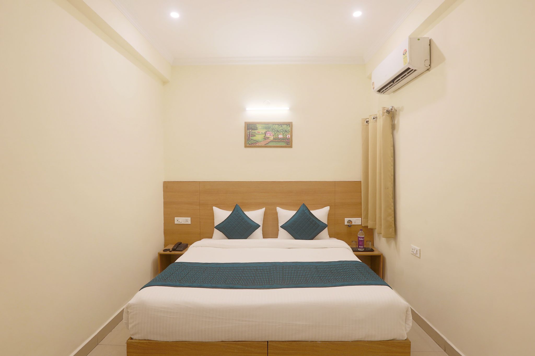 Hotel Lemon Suites & Banquet - Noida Sector 62 Deluxe Room 3