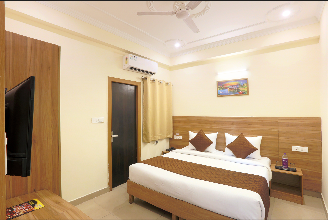 Hotel Lemon Suites & Banquet - Noida Sector 62 Deluxe Room