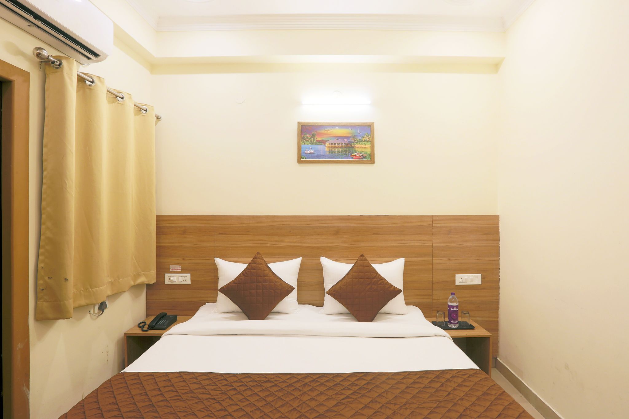 Hotel Lemon Suites & Banquet - Noida Sector 62 Deluxe Room 5