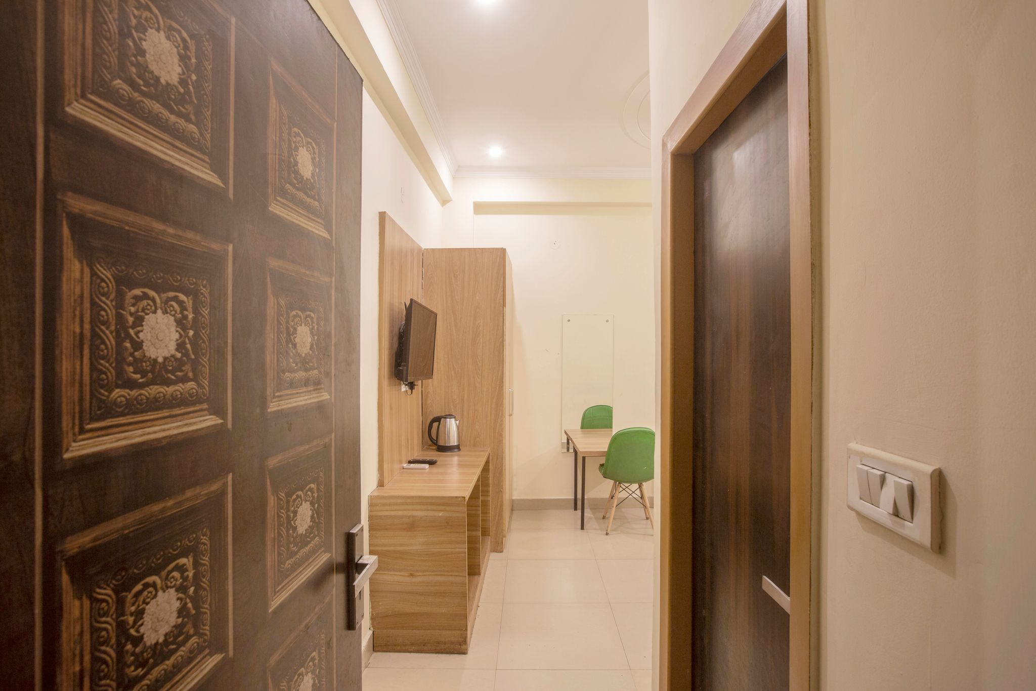 Hotel Lemon Suites & Banquet - Noida Sector 62 Deluxe Room 2