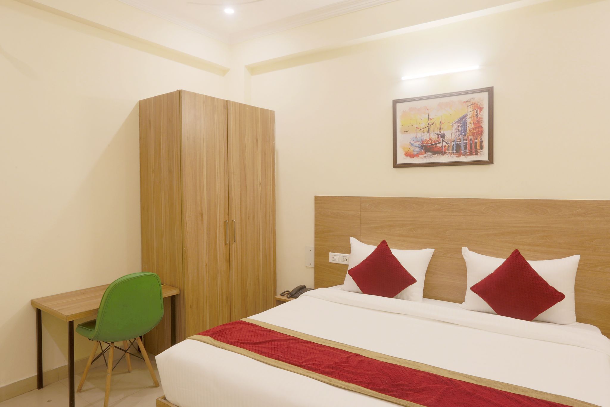 Hotel Lemon Suites & Banquet - Noida Sector 62 Deluxe Room 6