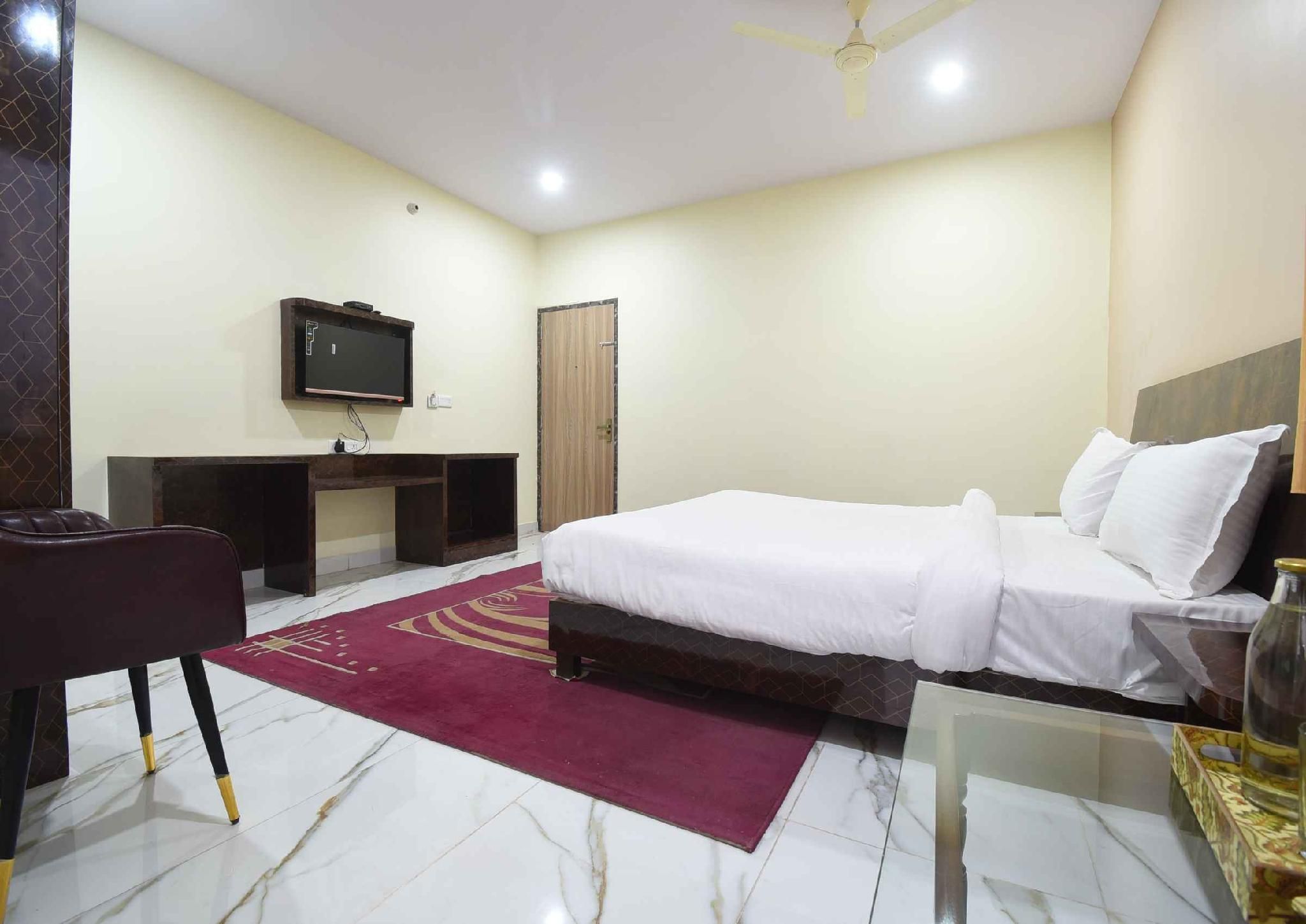 undefined Hotel Palm Tree 9