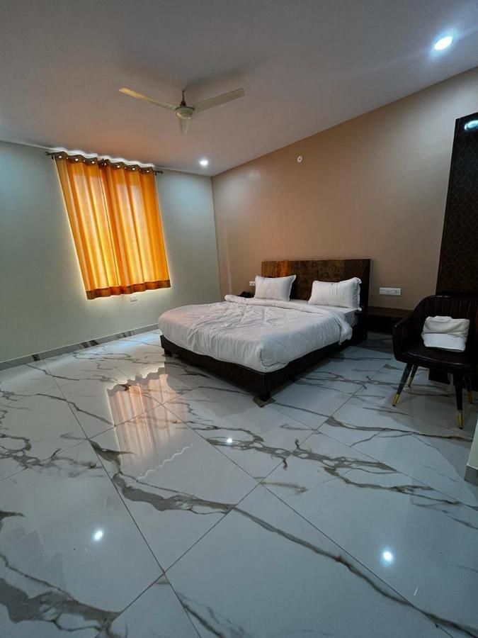 undefined Hotel Palm Tree 5