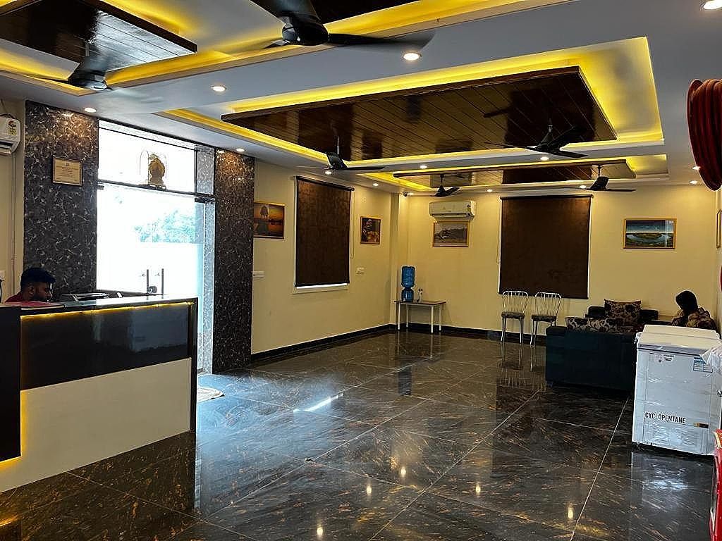 undefined Hotel Palm Tree 7