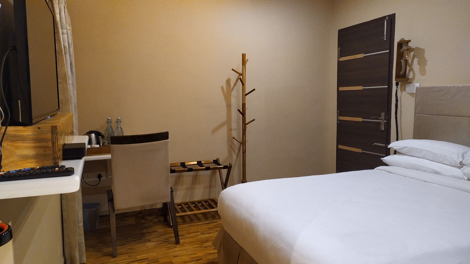 Cottages by creek Compact Cozy Corner 6