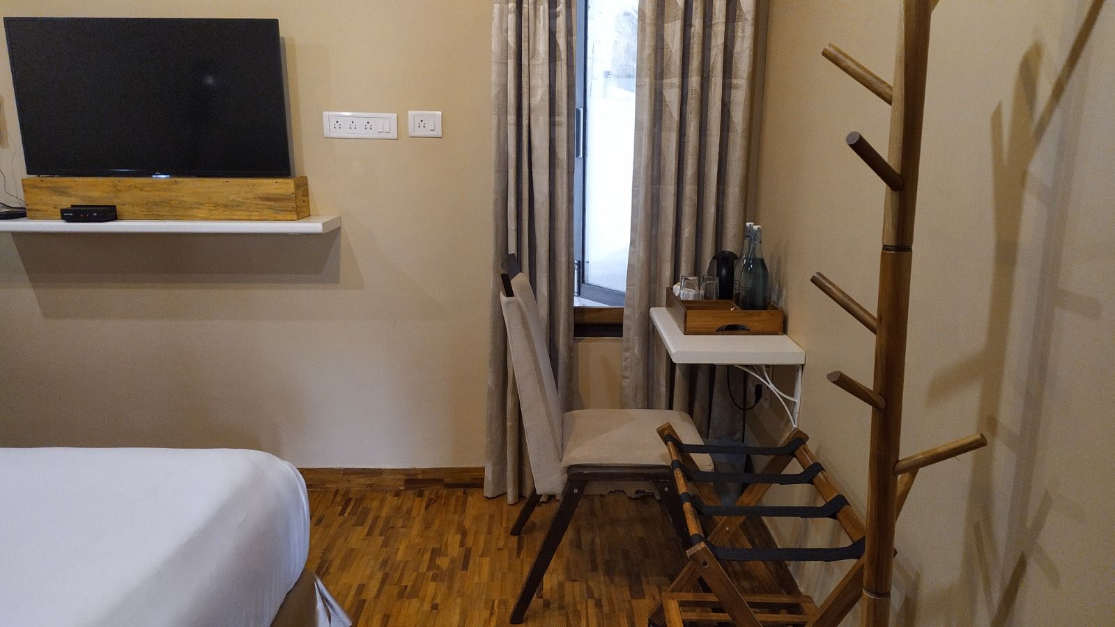 Cottages by creek Compact Cozy Corner 7