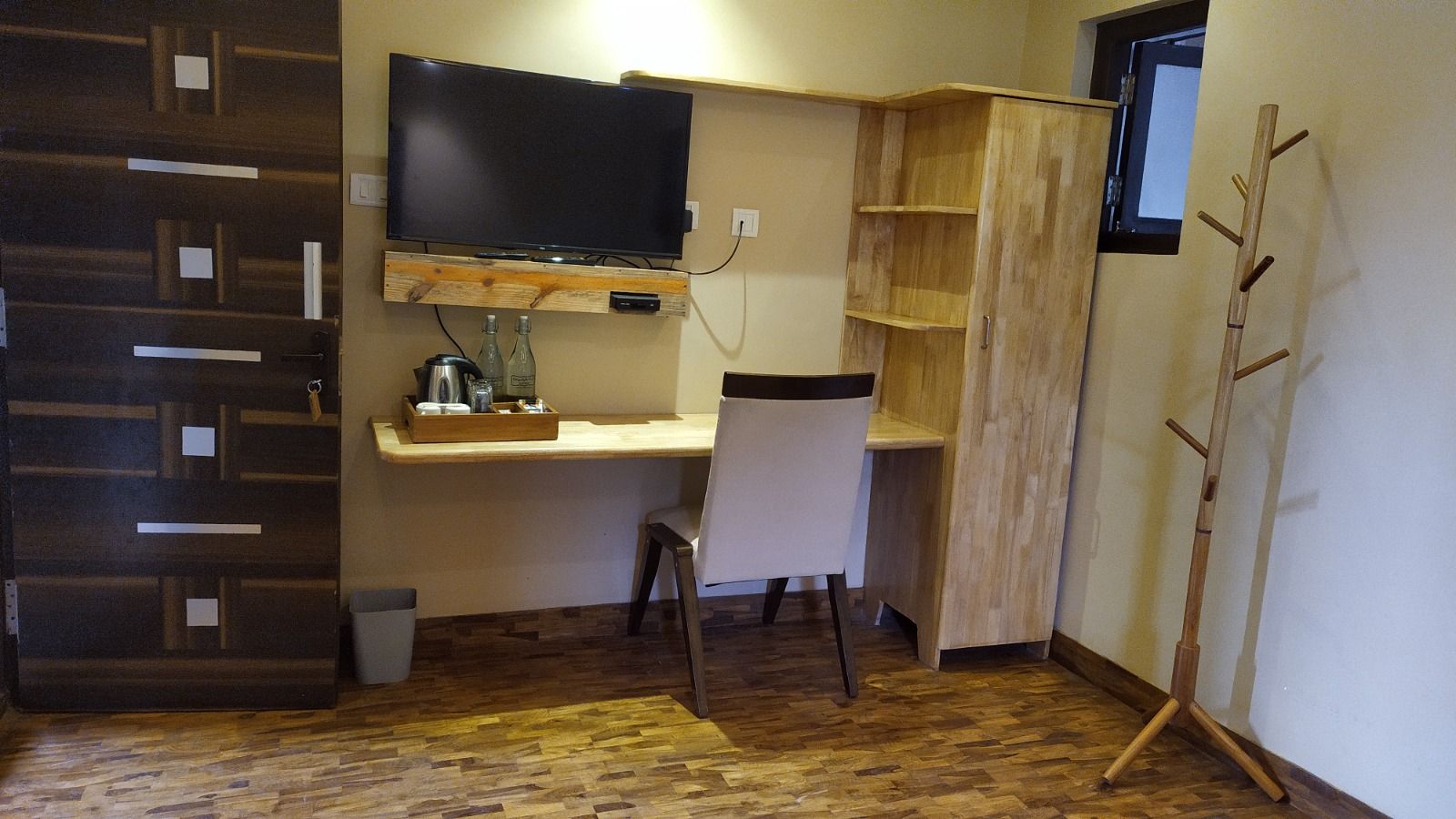 Cottages by creek Compact Cozy Corner 8