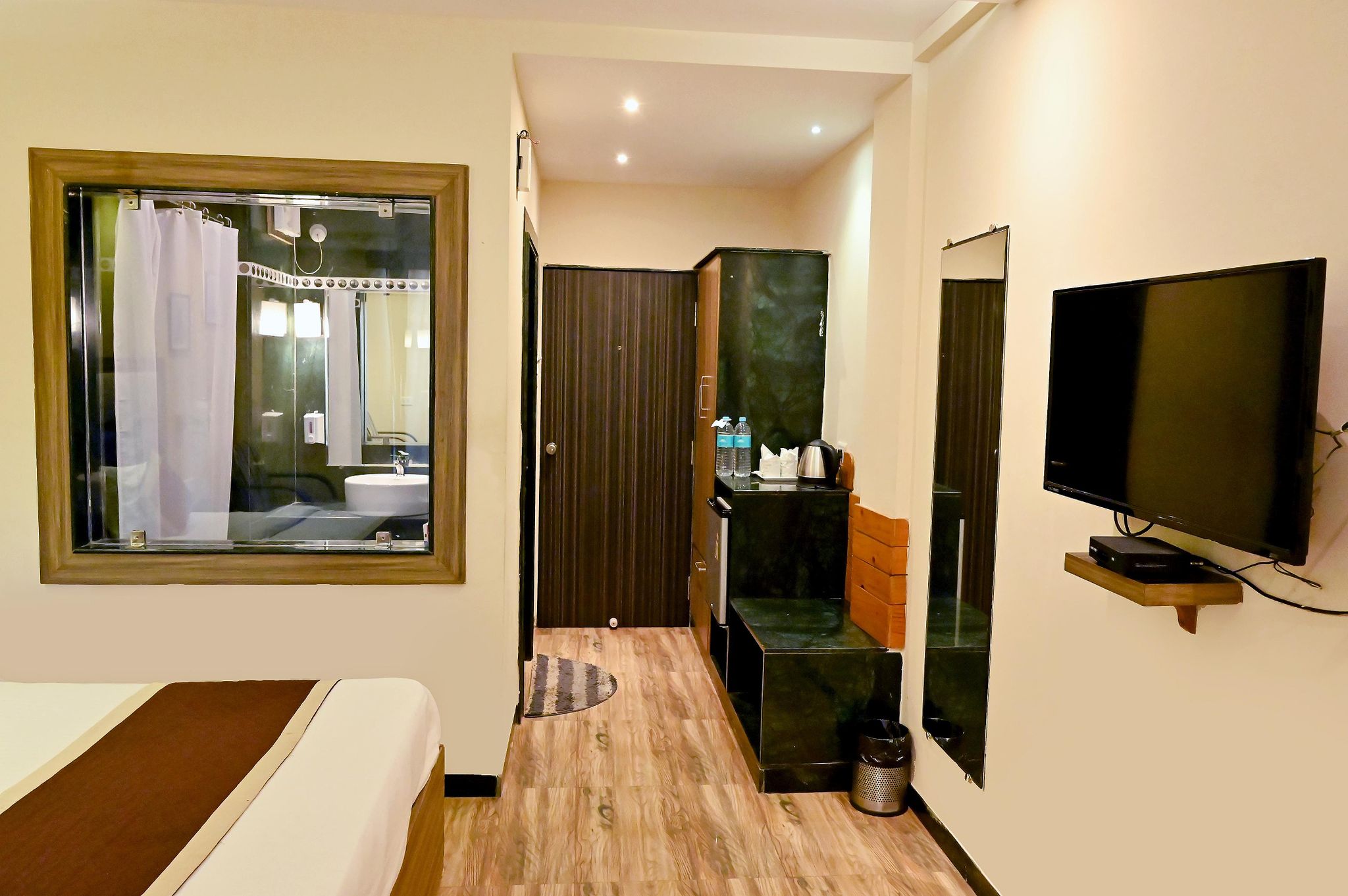 Woods inn Resort (Airport Hotel) Deluxe Room 12