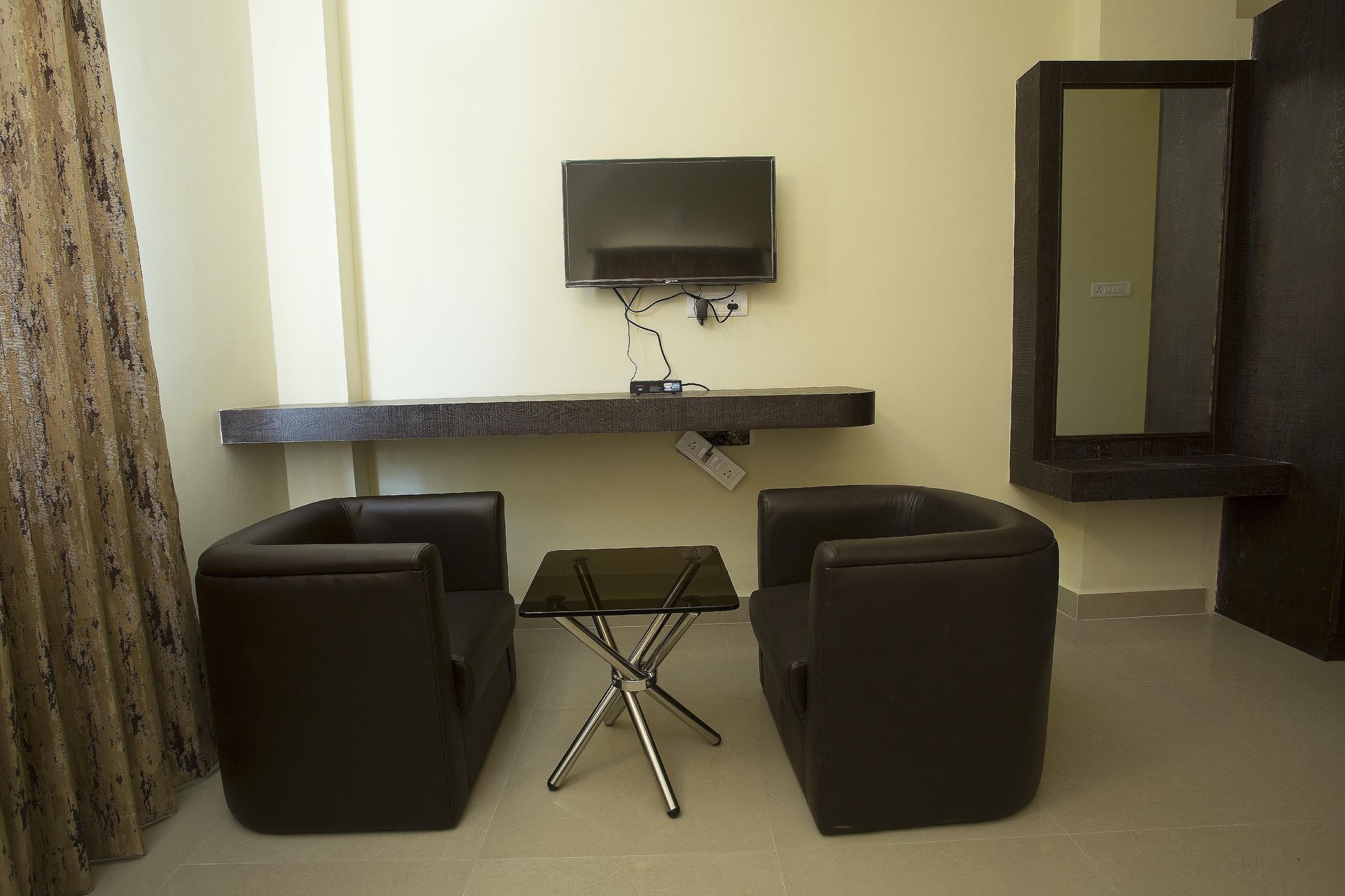 Daffodil Suites Standard Room  6