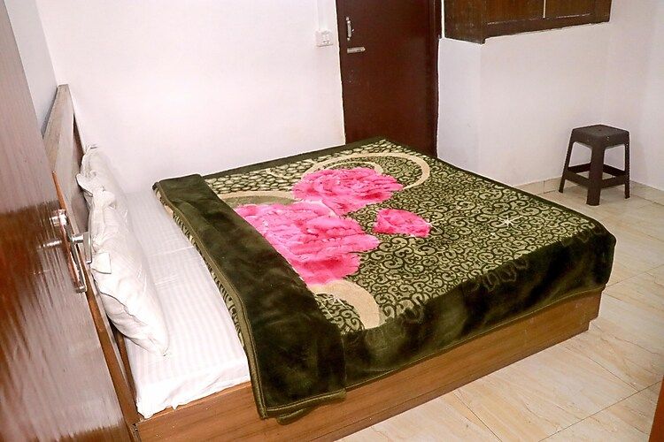 Nautiyals Belvedere Homestay Deluxe Room Non View 3