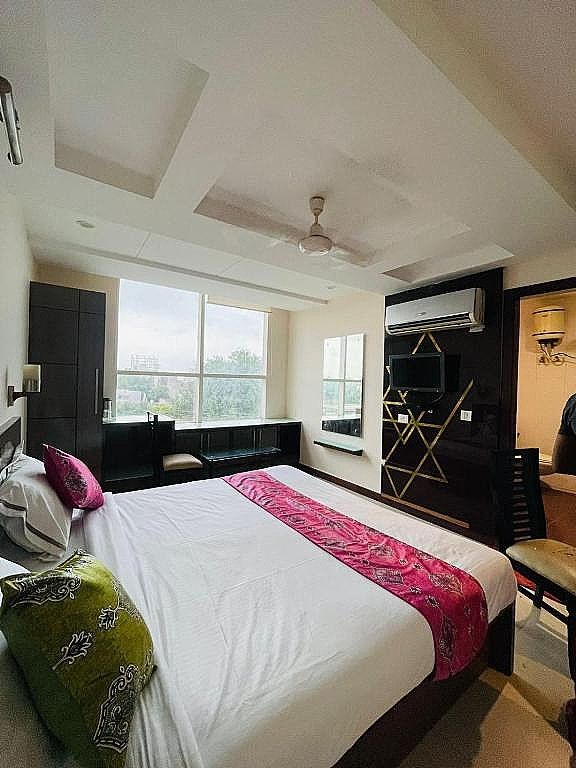 Hotel Crystal Retreat Executive Room 6