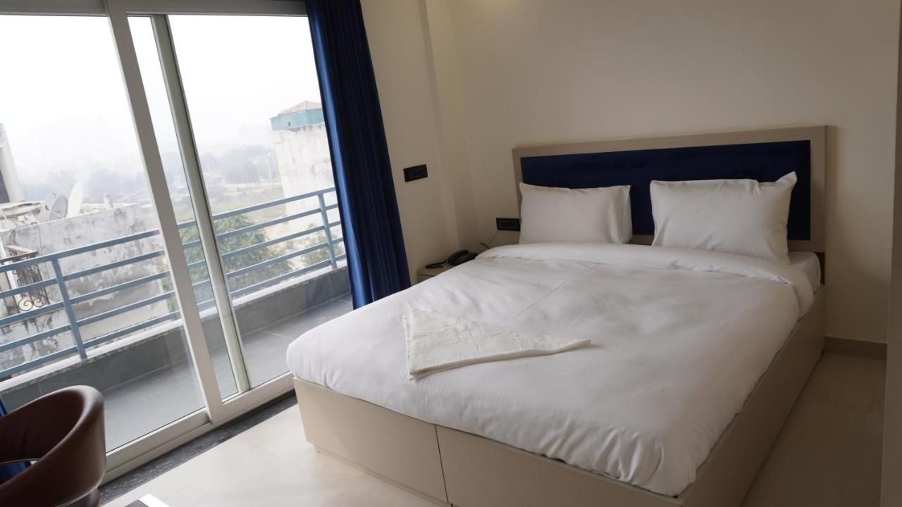 The Palm Studio Deluxe Room 6