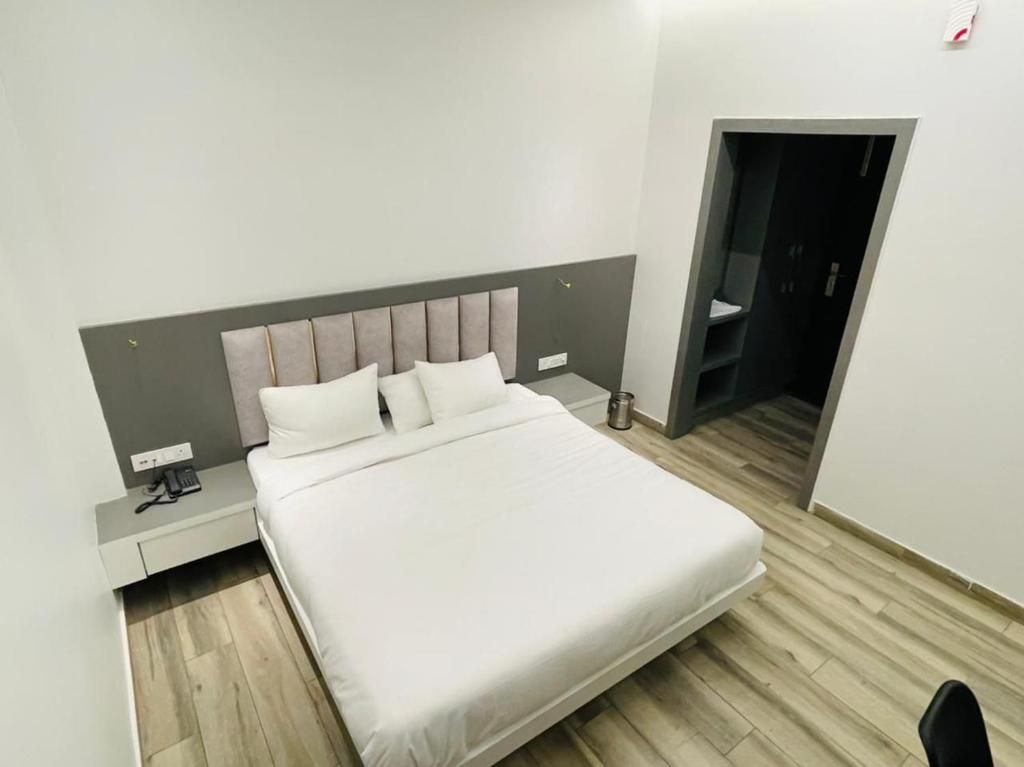 Hotel Lotus Inn Deluxe Room 2