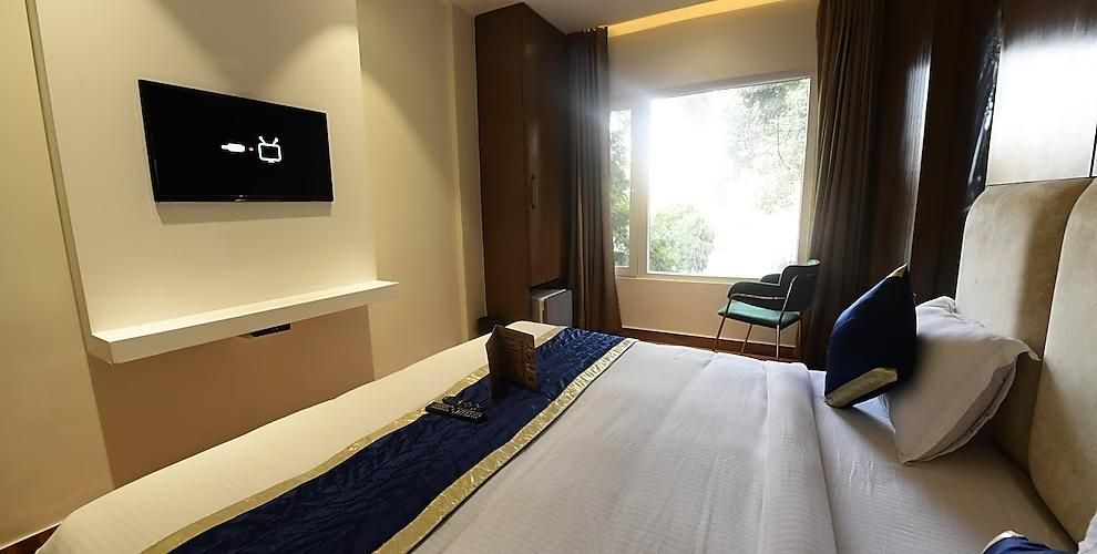 Stamps Golden Lagoon by Eight Continents Jallianwala Bagh Luxury Room  3