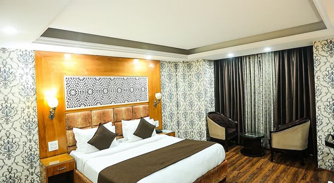 Hotel The Montreal Nearby Dal Lake Deluxe Room (Non AC)-Book for 2 Night Free Airport pick-up 4