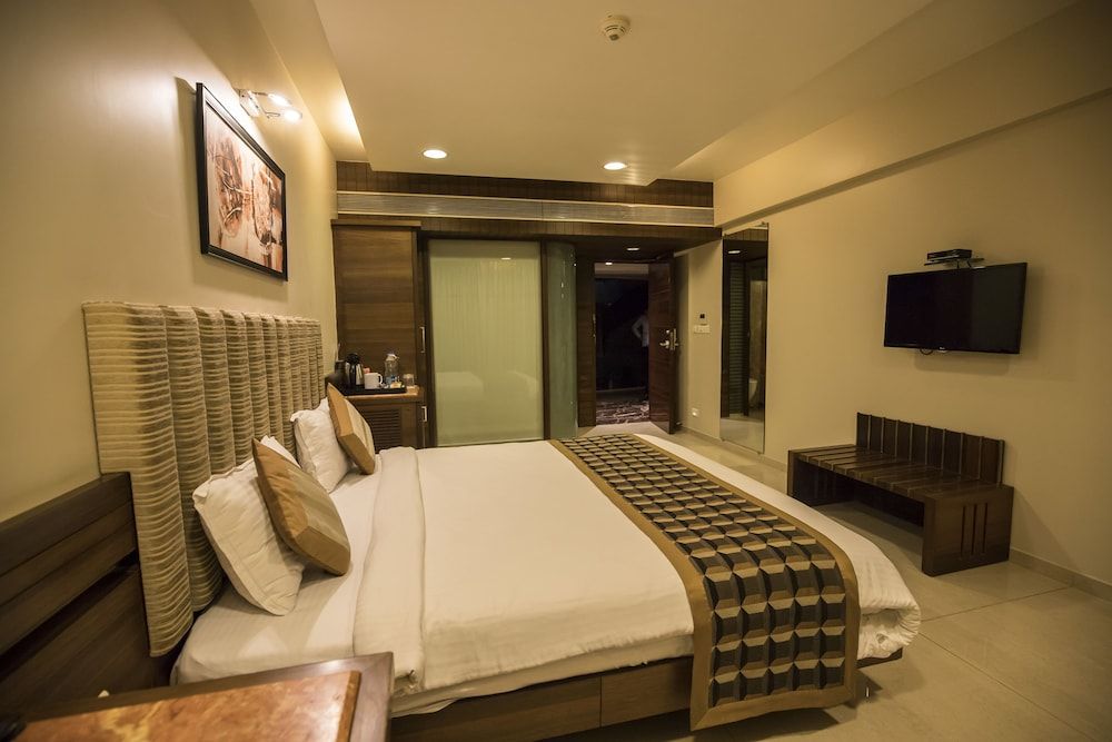 Bizz The Hotel Business Room King Bed 10