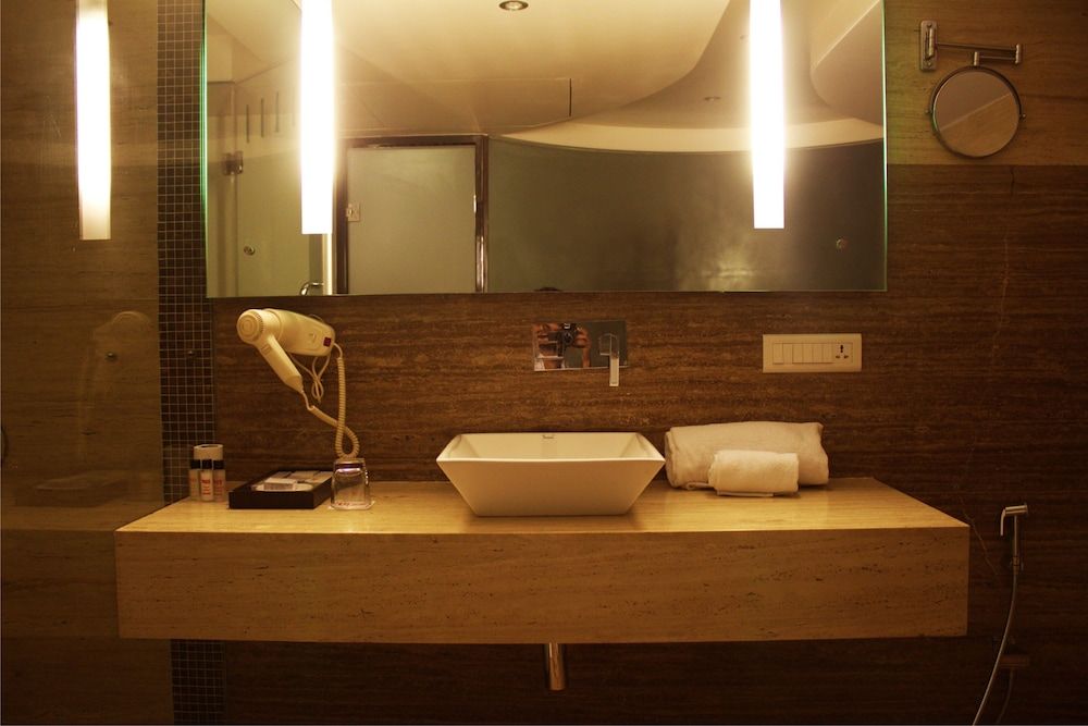 Bizz The Hotel Business Room King Bed 17