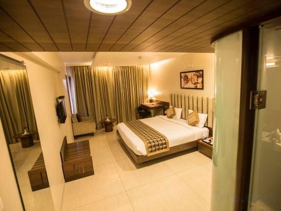 Bizz The Hotel Business Room King Bed 6