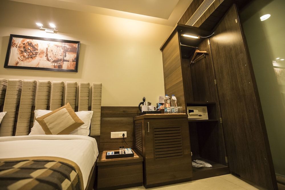 Bizz The Hotel Business Room King Bed 4