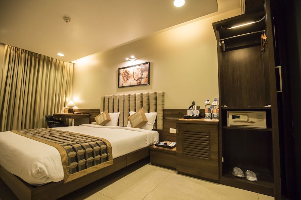 Bizz The Hotel Business Room King Bed 12