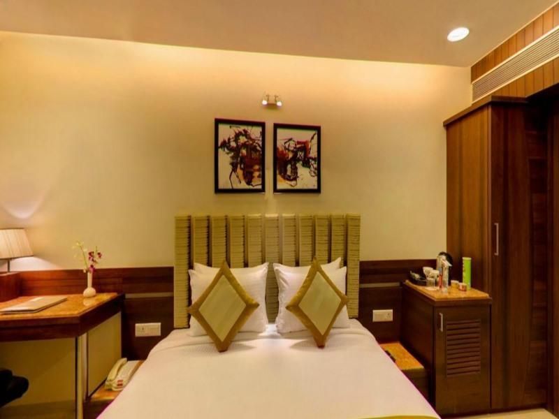 Bizz The Hotel Business Room King Bed 5