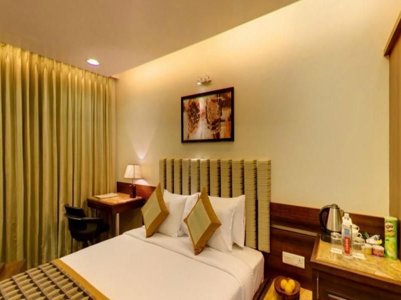 Bizz The Hotel Business Room King Bed 3