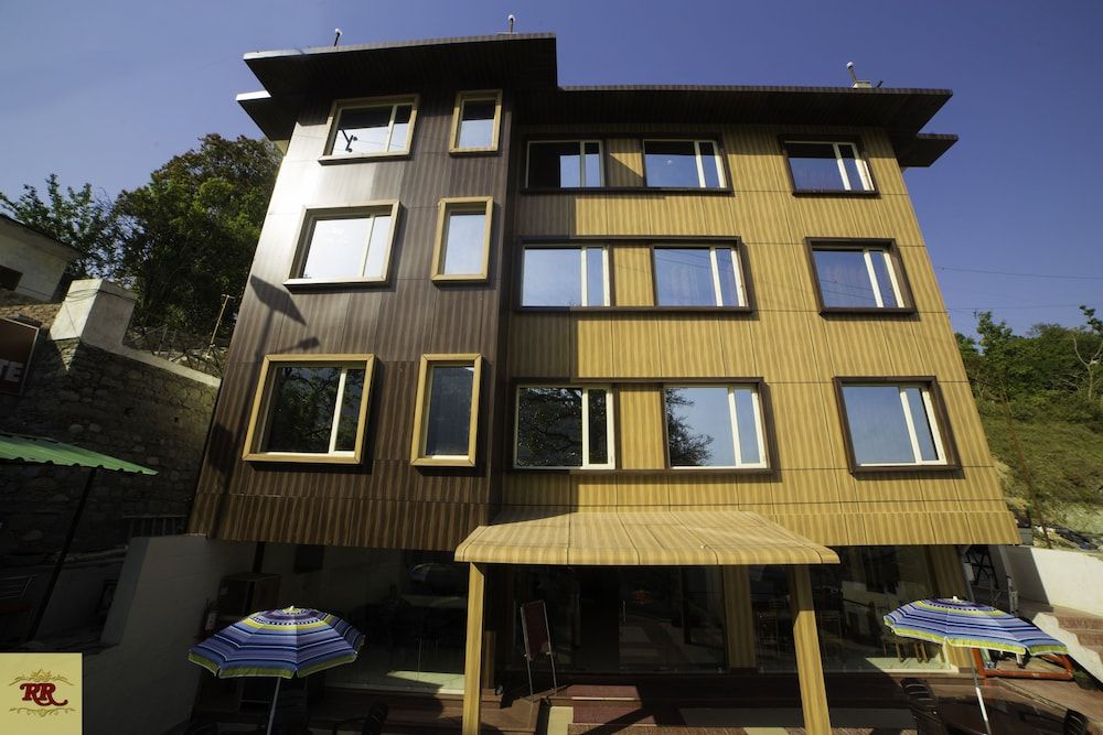 Royal Rosette: Scenic Lakeside Haven I Bhimtal