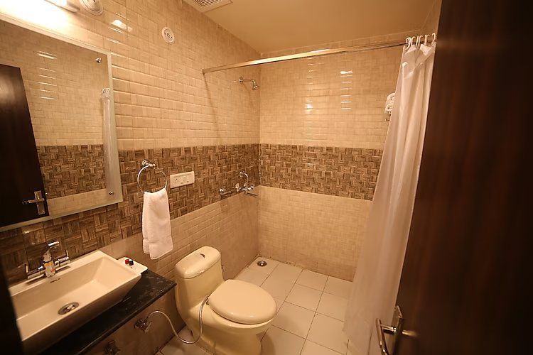 Royal Rosette: Scenic Lakeside Haven I Bhimtal Deluxe Room (Valley View) 4