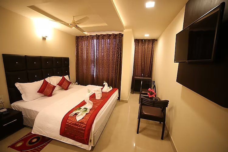 Royal Rosette: Scenic Lakeside Haven I Bhimtal Deluxe Room (Valley View)