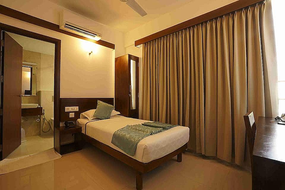 Niko Hotels Deluxe Room 13