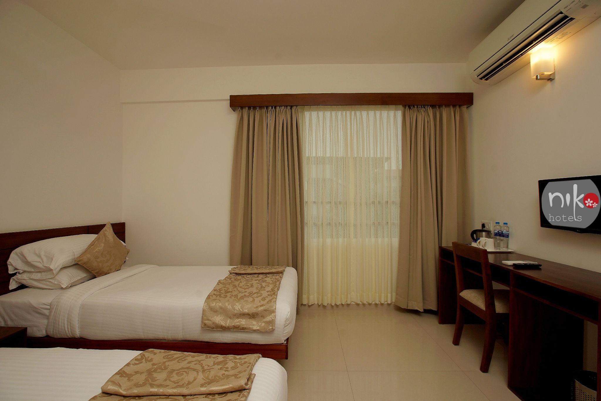 Niko Hotels Deluxe Room 12
