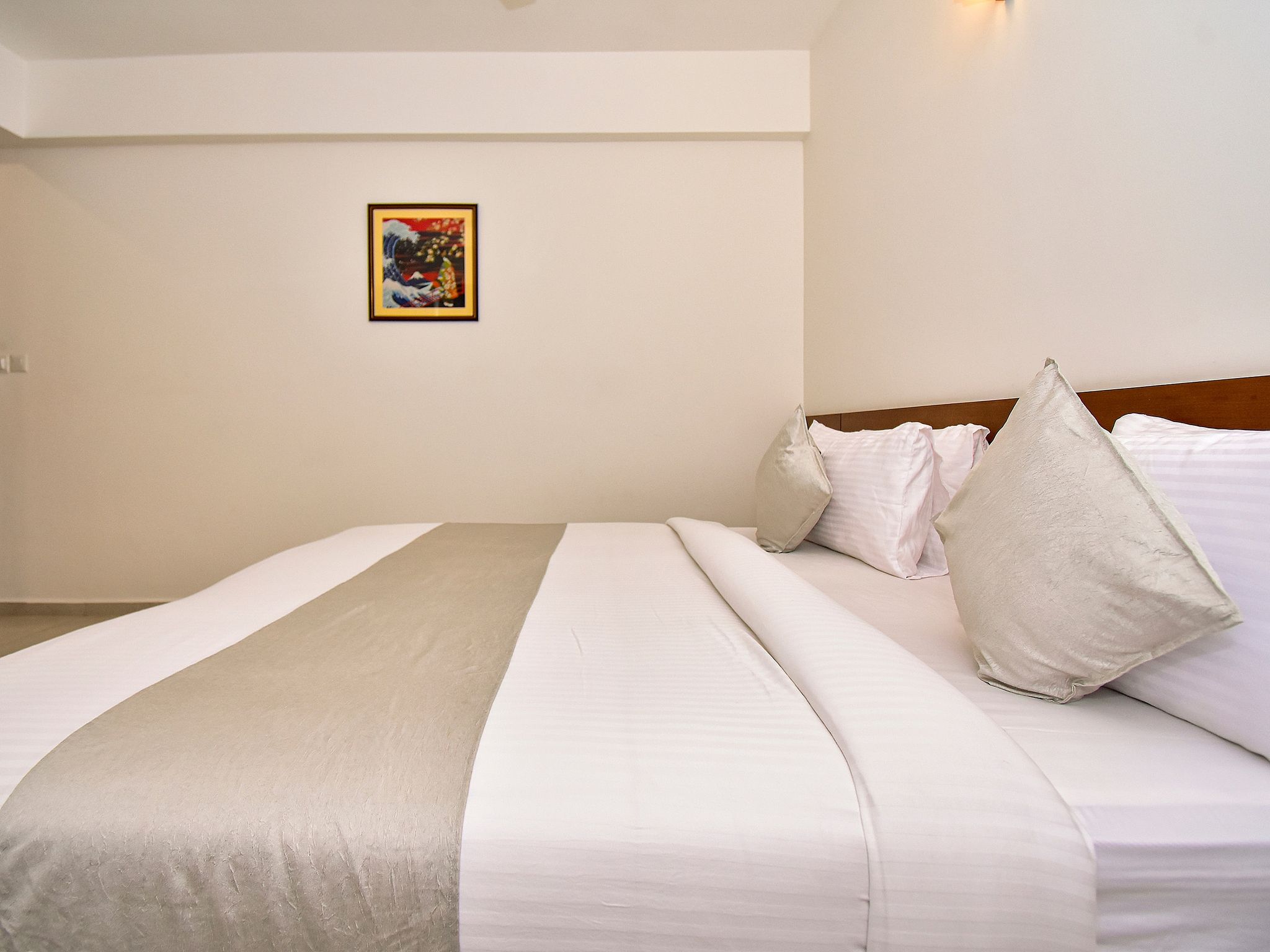 Niko Hotels Deluxe Room 11