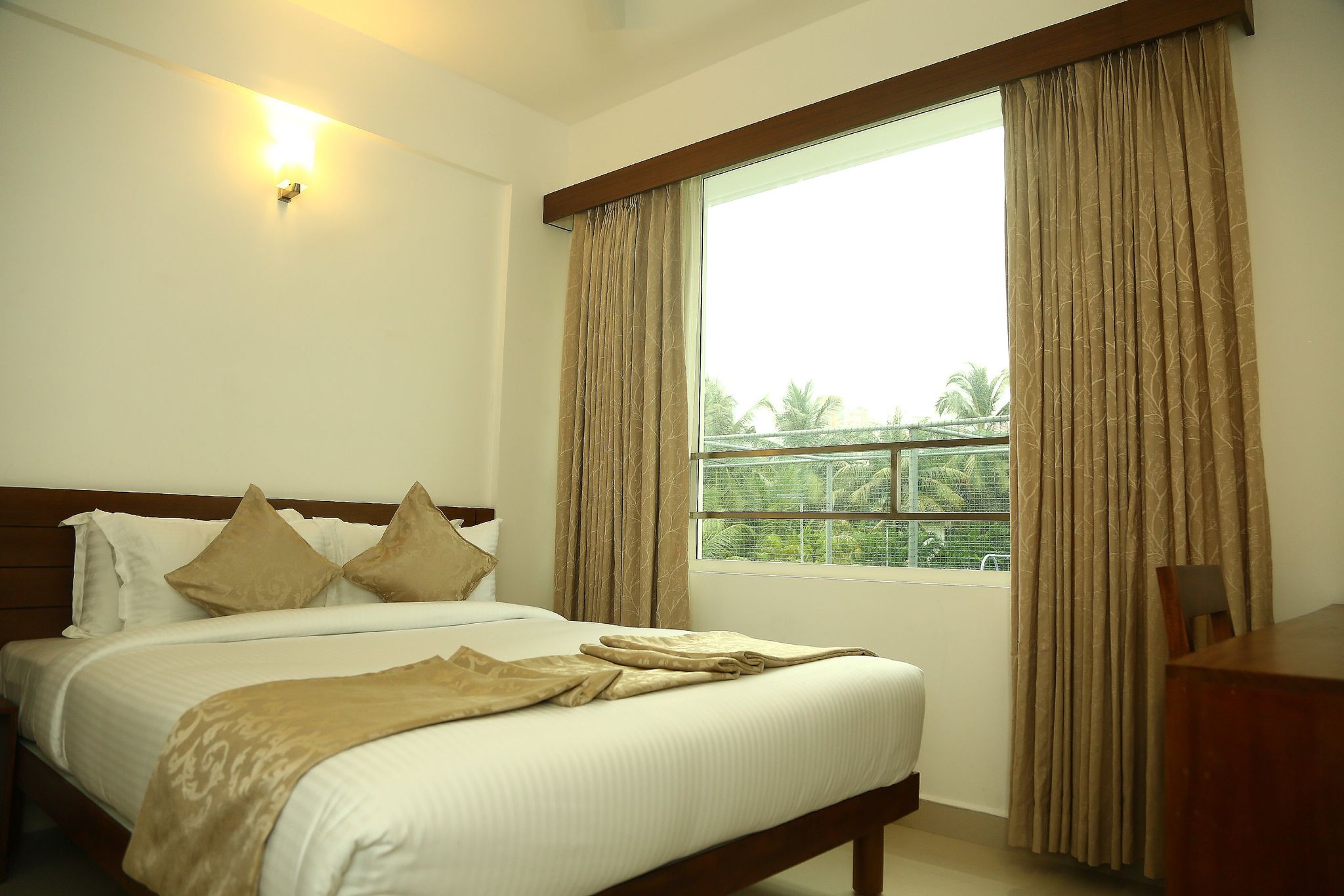 Niko Hotels Deluxe Room 4